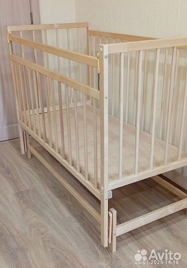 Детская кроватка с маятником и матрасом