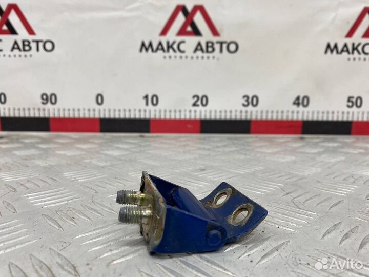 Б/У петля крышки багажника задний правый Mazda