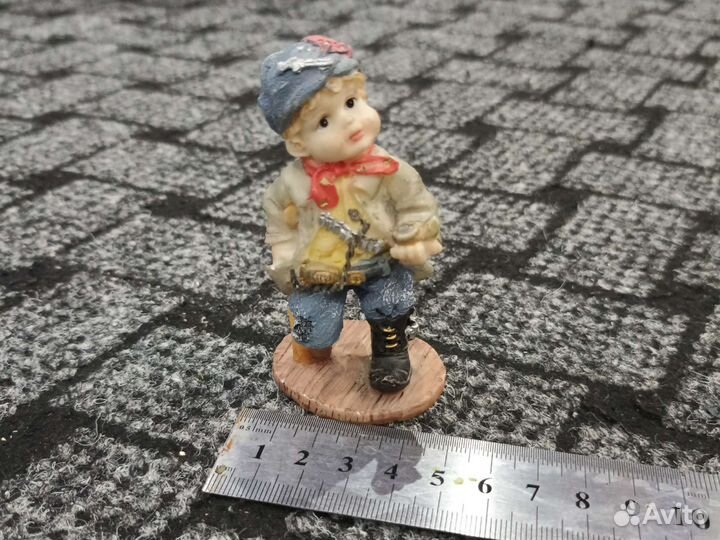 Статуэтка фигурка декоративная Мальчик нищий