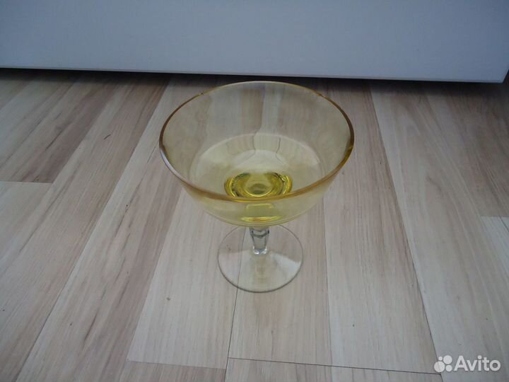 Ваза для столовой,с шаром на ножке
