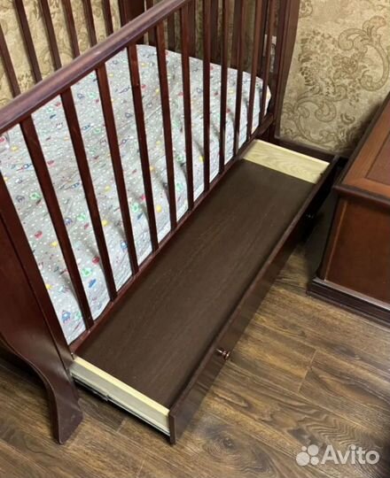 Детская кроватка с поперечным маятником