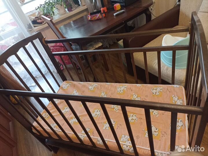 Детская кроватка с маятником и матрасом