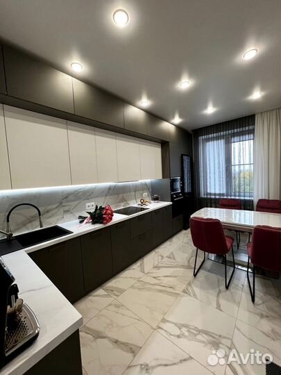 Кухня на заказ под потолок