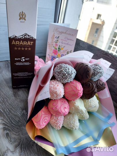 Букет с клубникой в белом и темном шоколаде арт. 3