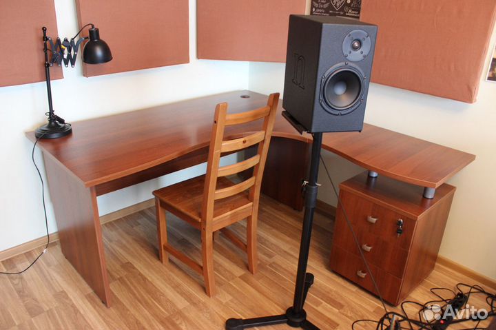 Стол офисный угловой с тумбой (цвет красный орех)