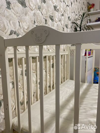 Детская кроватка с маятником