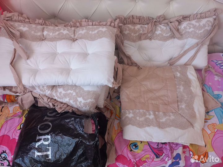 Бортики в кроватку и комбинезон демисезонный