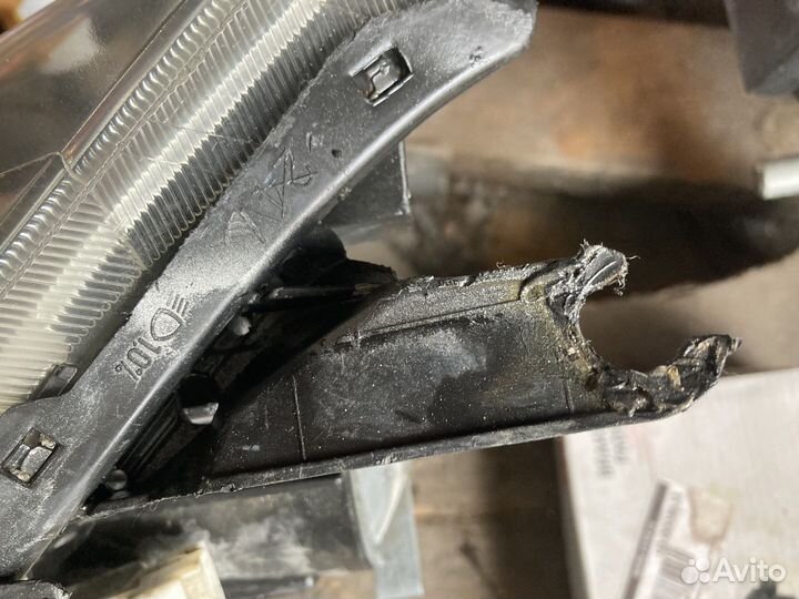 Фара правая Toyota avesis t250