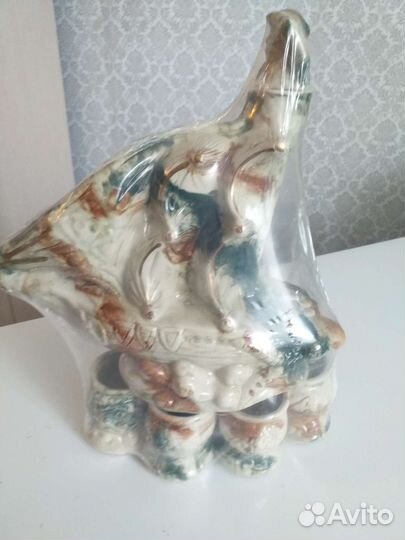 Статуэтка- бутылка с рюмками