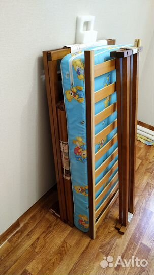 Детская кроватка с продольным маятником