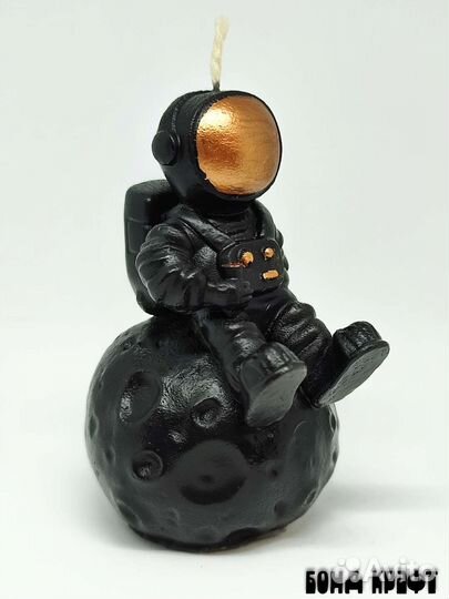 Космонавт на Луне свеча декоративная