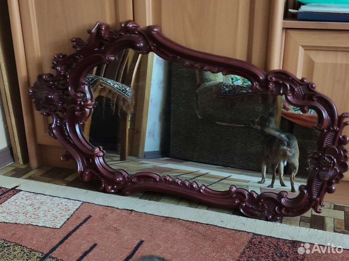 Зеркало в деревянной раме