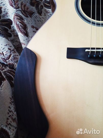 Акустическая гитара из массива со звукоснимателем