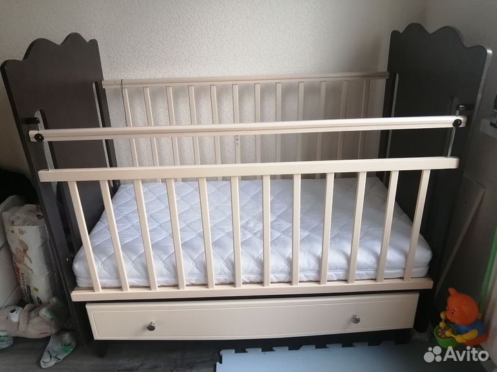 Детская кроватка с маятником и ящиком