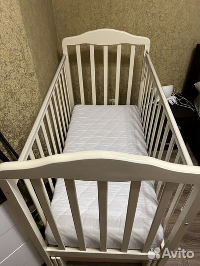 Детская кроватка с продольным маятником