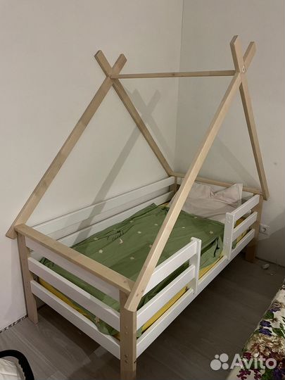 Детская кровать с домиком