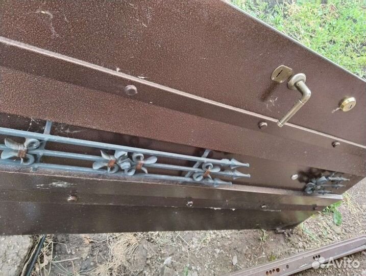 Дверь входная металлическая б/у