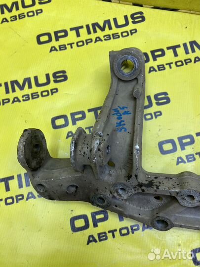 Кронштейн левого рычага Skoda Octavia A5