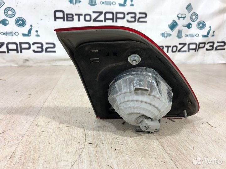 Фонарь крышки багажника правый Toyota Corolla E150