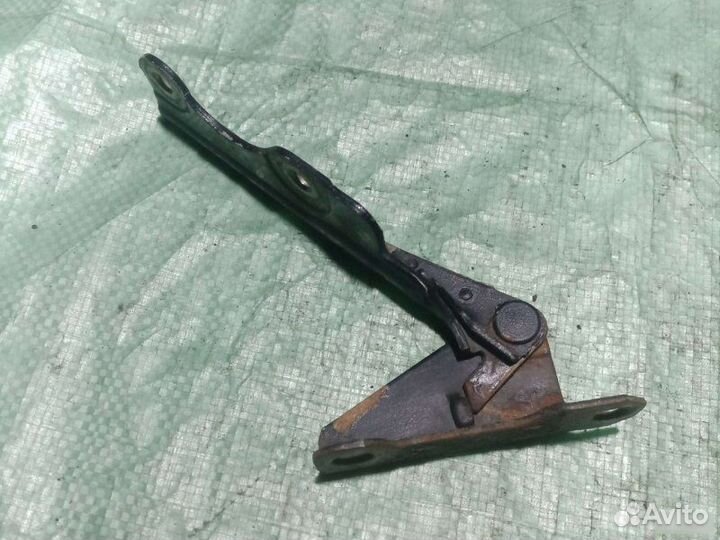 Петля капота правая Mitsubishi Galant 7 1995