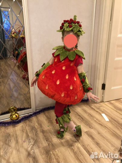 Костюм клубника новогодний + наряды для родителей