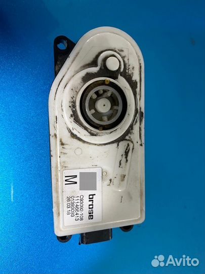 Моторчик заслонки решетки bmw 5 g30 111466413