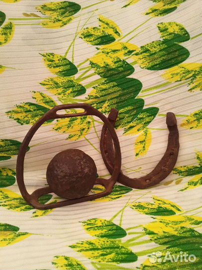 Старинные подкова, стремя и ядро