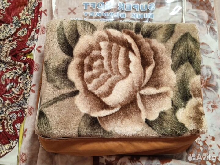 Пледы и покрывало