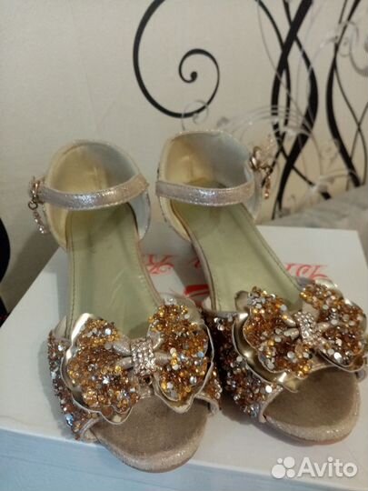 Очень красивые праздничные туфли 34-35