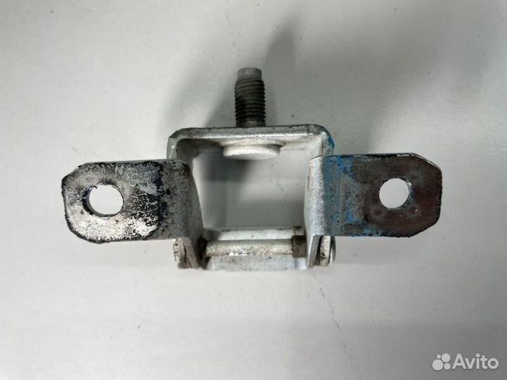 Петля двери багажника Nissan Juke F15