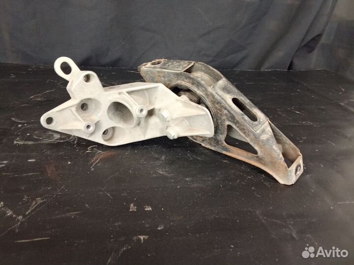 Кронштейн двигателя задний правый на гранту