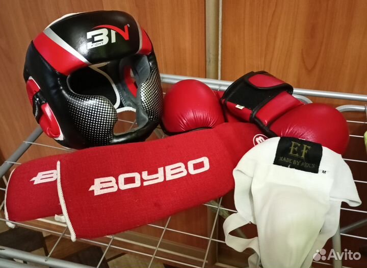 Шлем и перчатки для бокса