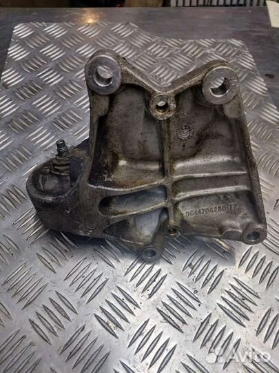 Кронштейн полуоси Peugeot 406 9644706280