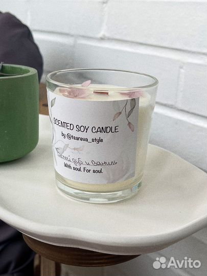 Свеча ручной работы из натурального воска