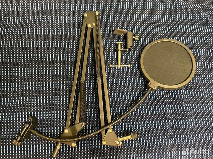 Продаётся настольная микрофонная стойка-пантограф