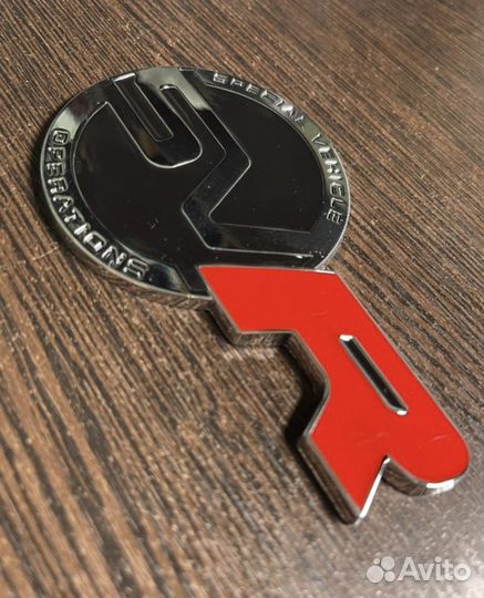 Эмблема SVR на крышку багажника с креплениями