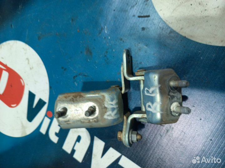 Шарнир двери задний правый Toyota Prius NHW10