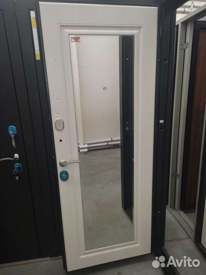 Дверь входная металлическая с зеркалом