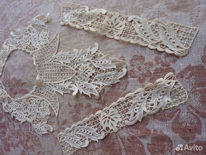 Воротники машинной вышивки разного цвета