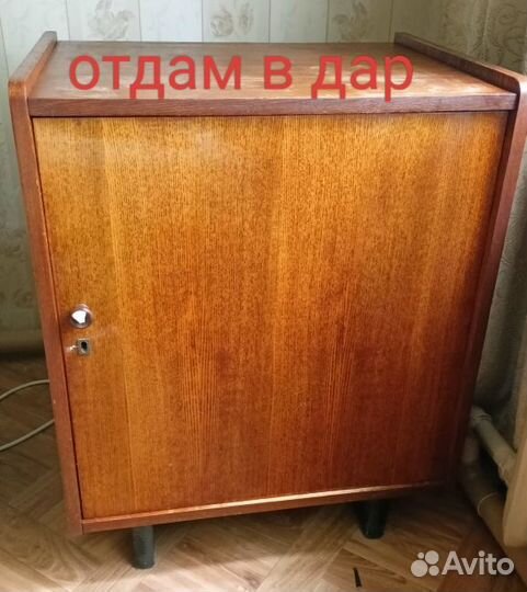 Стол пк, тумбу и комод отдам в дар