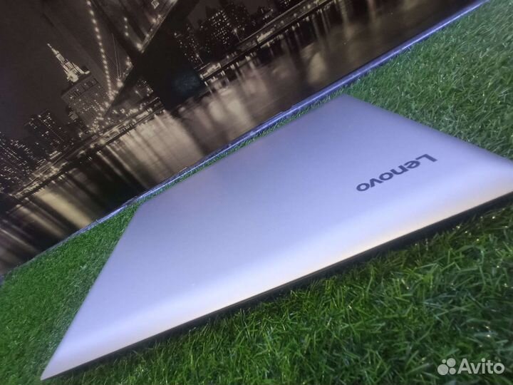 Большой ноутбук Lenovo 17.3