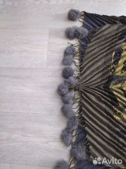 Шарф с меховыми помпонами