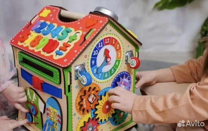 Развивающий бизиборд Домик