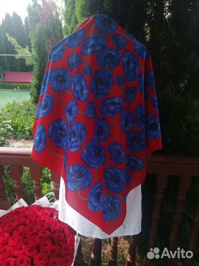 Синии маки на красном фоне платок