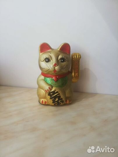 Кот с лапкой, статуэтка кошки, машущий кот