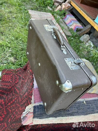 Винтажный чемодан