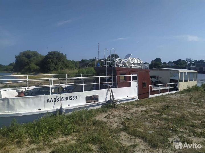 Прогулочный катер