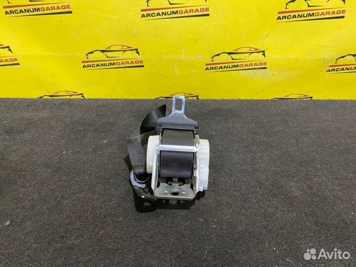 Ремень безопасности задний Mercedes 204 W204