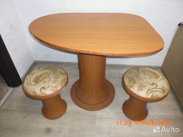 Кухонный уголок со столом и двумя табуретами, б/у