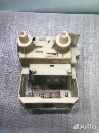 Кронштейн блока предохранителей Citroen C4 picasso